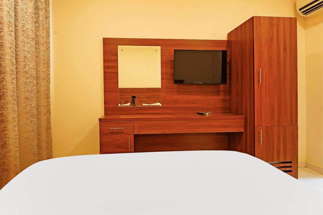Oyo 925 Emirates Hotel Дубай Екстериор снимка