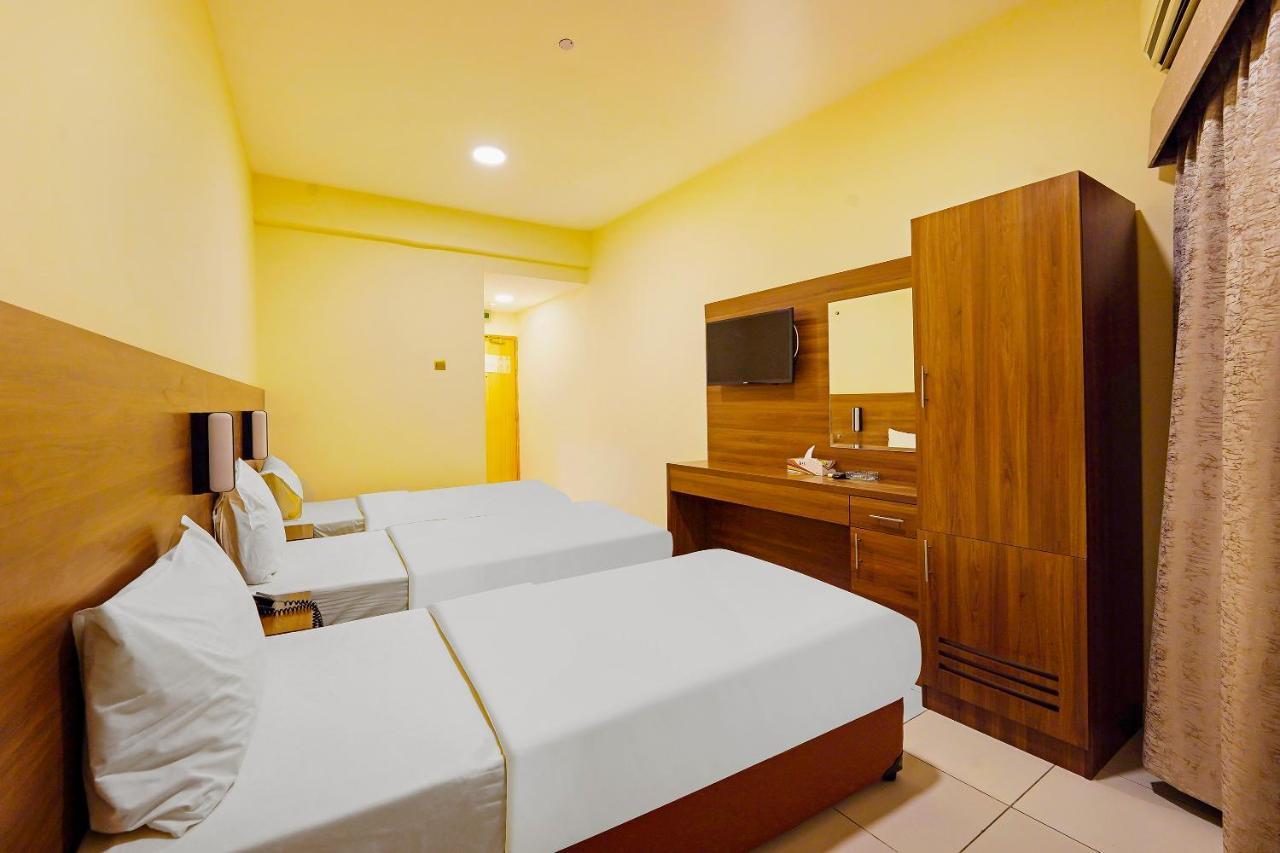 Oyo 925 Emirates Hotel Дубай Екстериор снимка