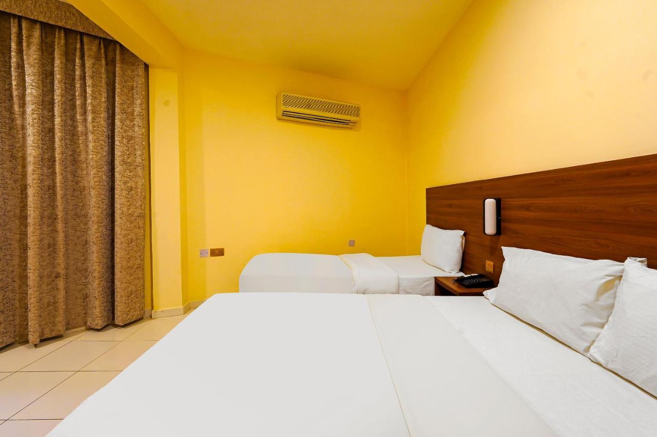 Oyo 925 Emirates Hotel Дубай Екстериор снимка