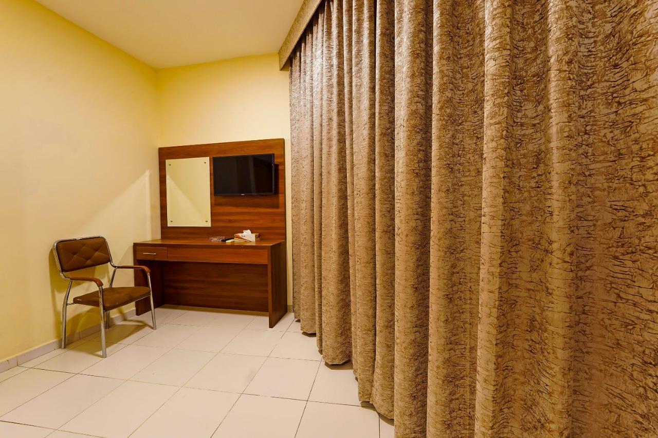 Oyo 925 Emirates Hotel Дубай Екстериор снимка